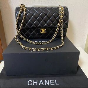 CHANEL Black Quilted Leather Shoulder Bag with Gold Chain